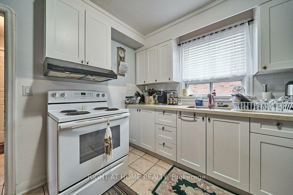 Property Photo: 202 Cadillac Avenue S ON L1H 5Z7