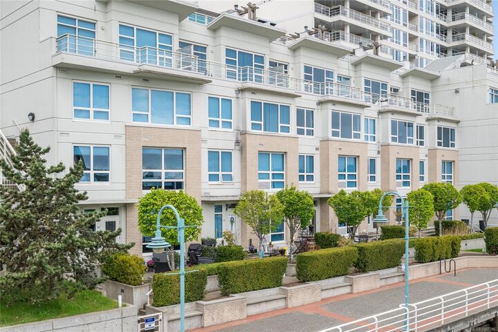 Property Photo: 38 Front St Th18 BC V9R 0B9