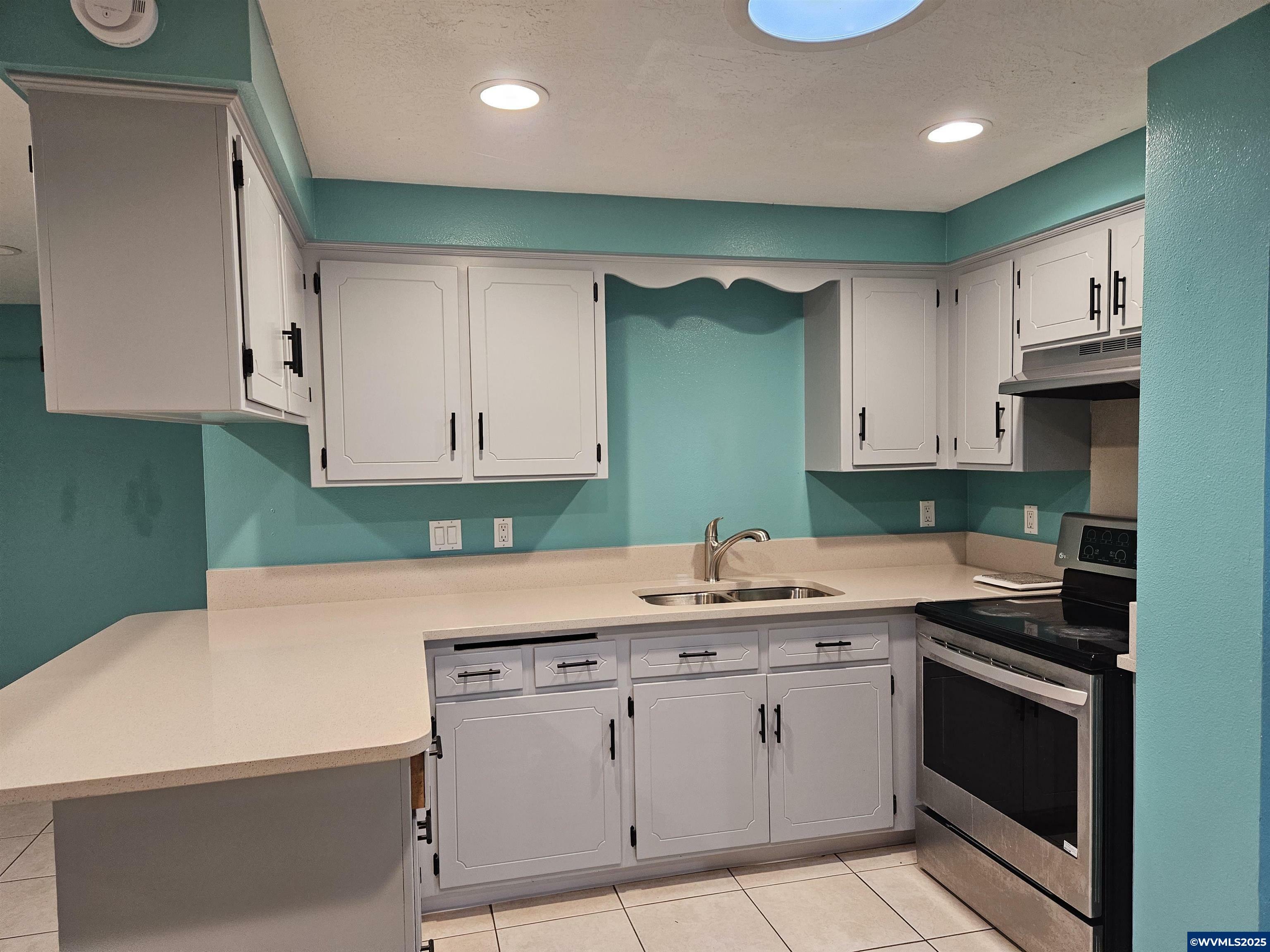 Property Photo:  642 Leasure St  OR 97071 