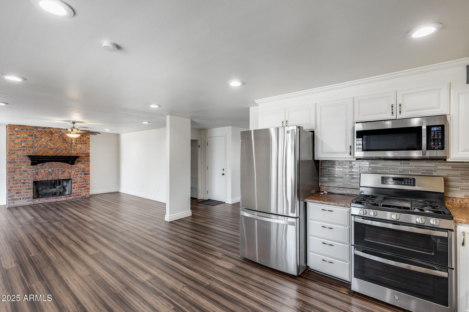 Property Photo:  1930 W Voltaire Avenue  AZ 85029 