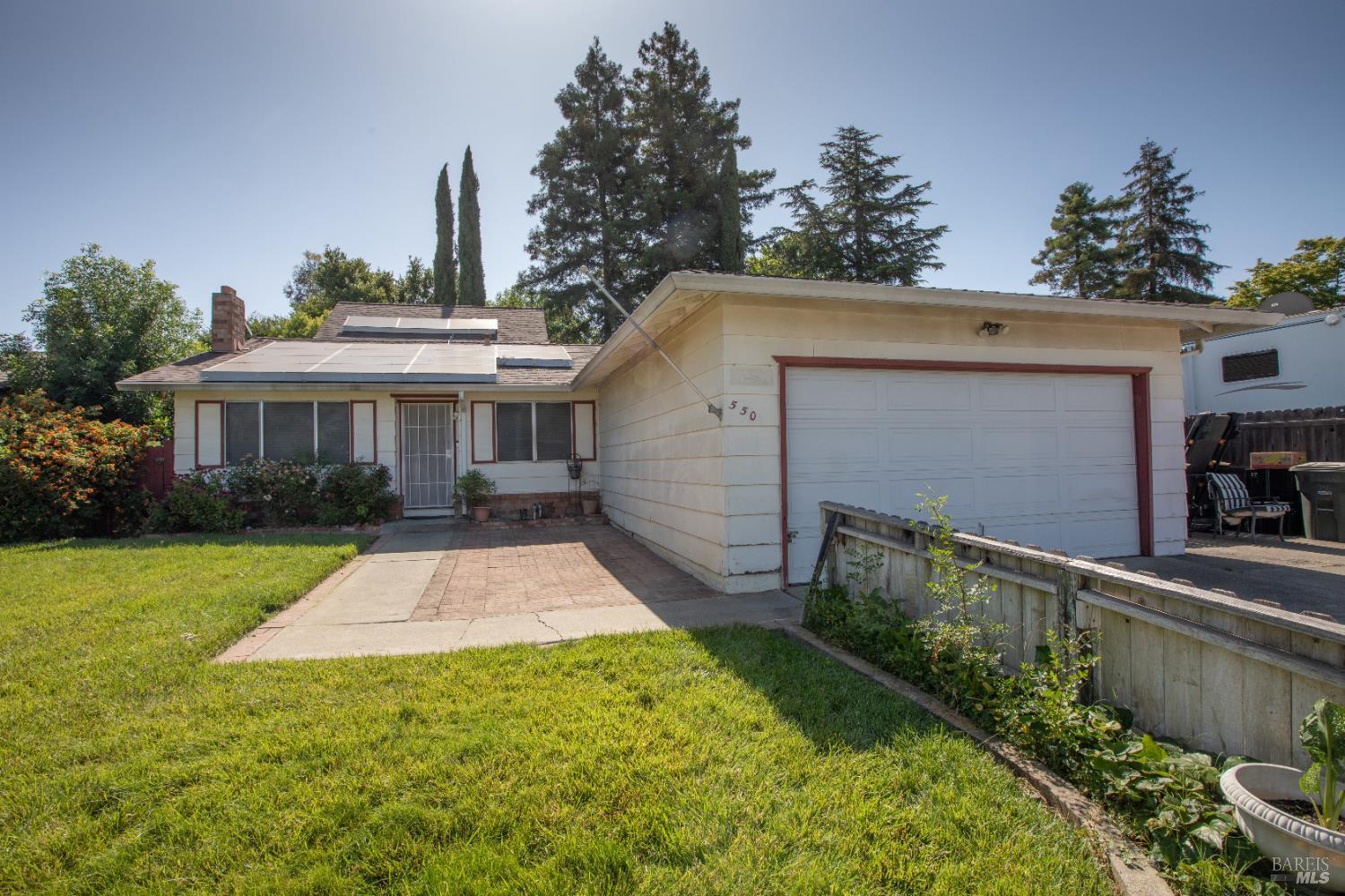 550 N Lincoln Street  Dixon CA 95620 photo