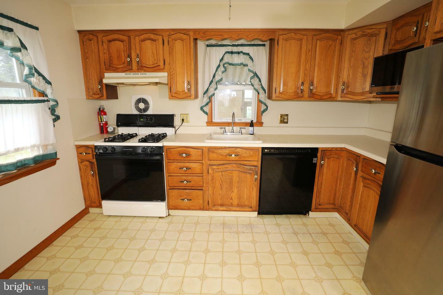 Property Photo: 886 Whitehorse Hamilton Square NJ 08610