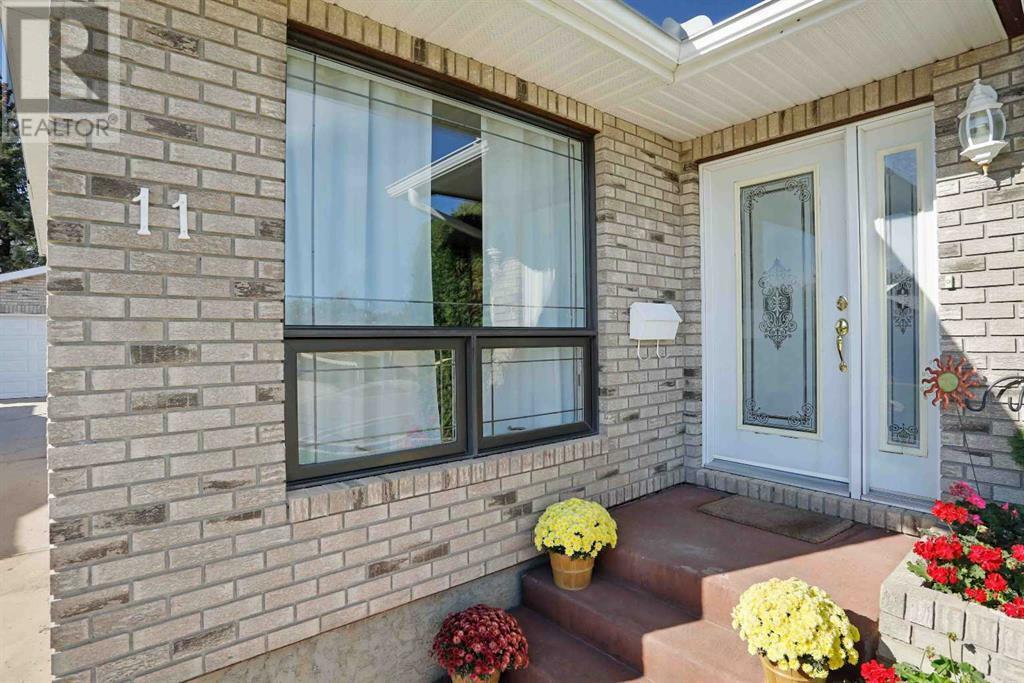 Property Photo: 11 Lakeview Crescent East AB T1R 0L9