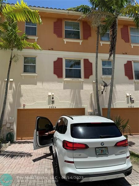 Property Photo: 3924 Laurel Ln 3924 FL 33073