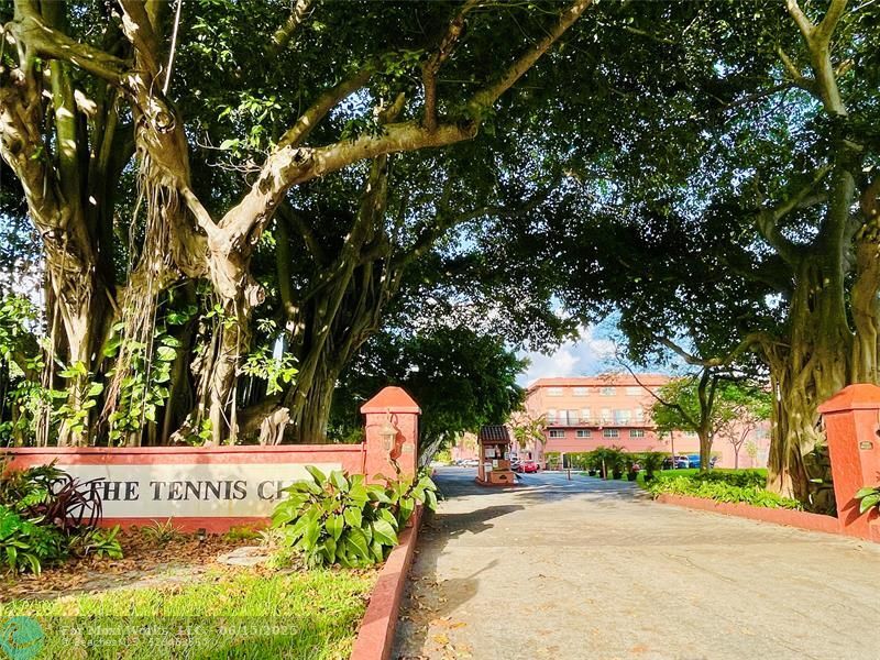 Property Photo: 660 Tennis Club Dr 304 FL 33311