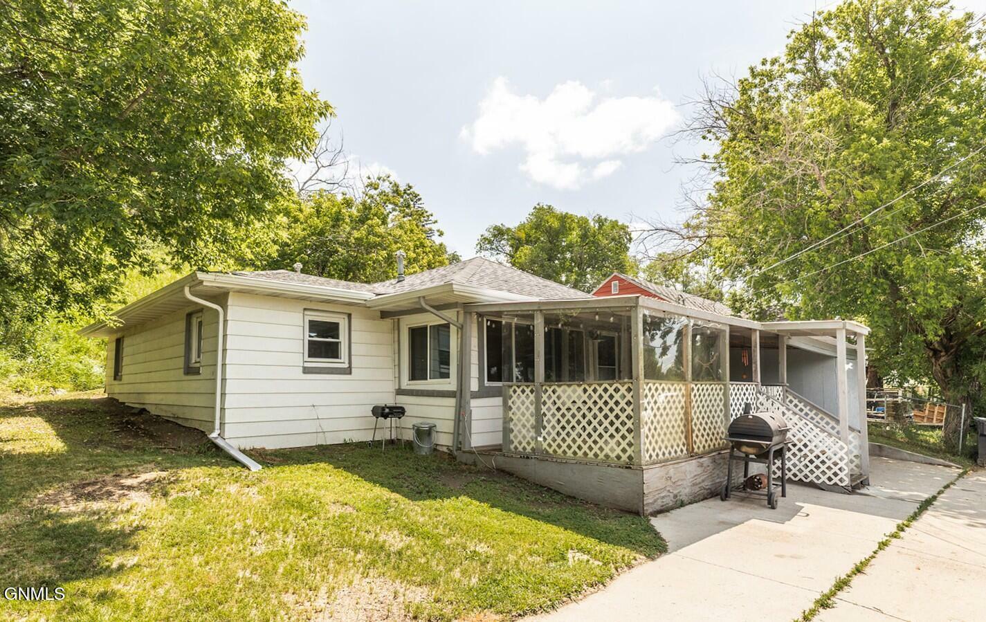 Property Photo: 510 5th Avenue NW ND 58554