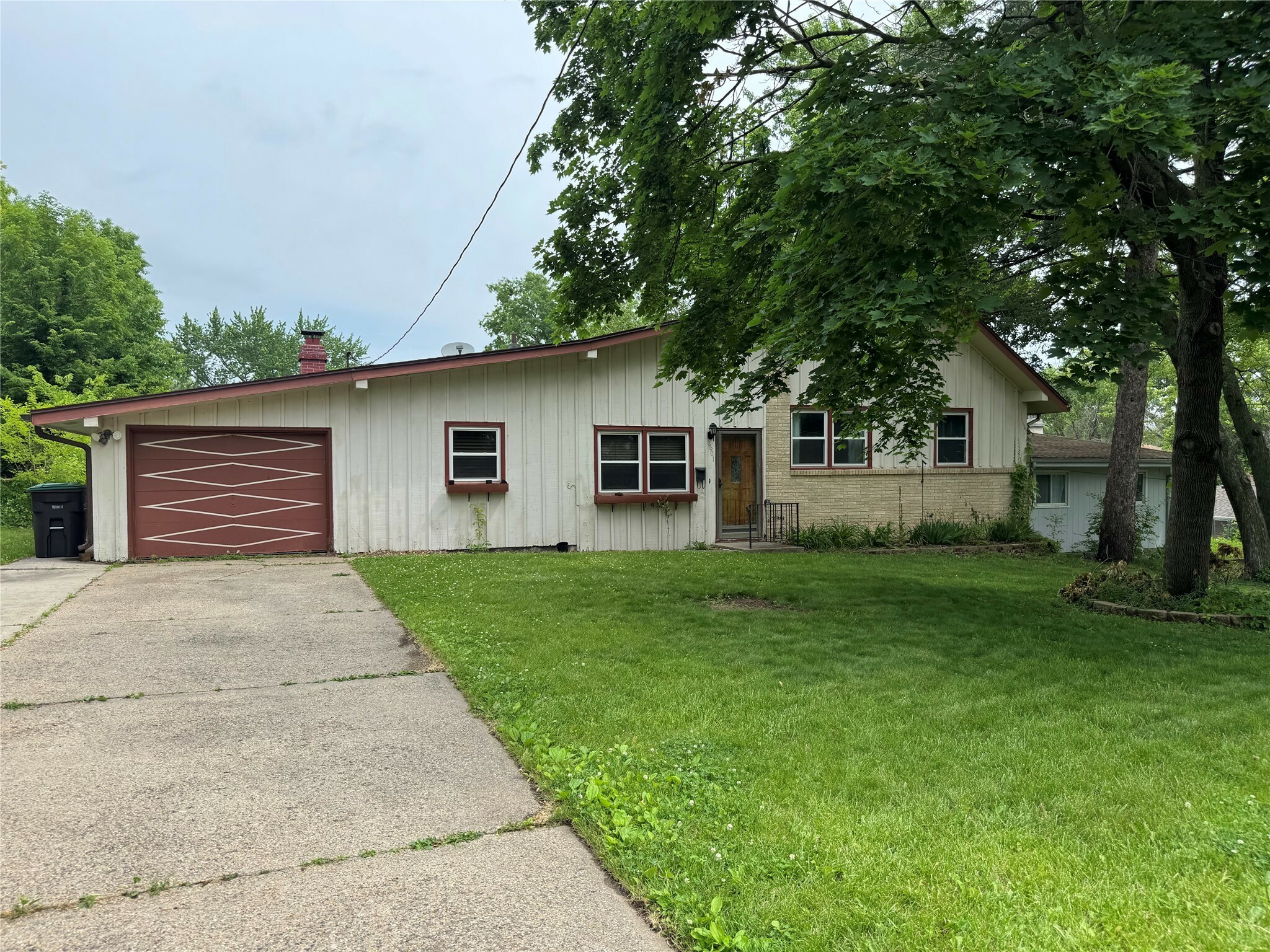 Property Photo: 2601 Sherwood Drive IA 50310