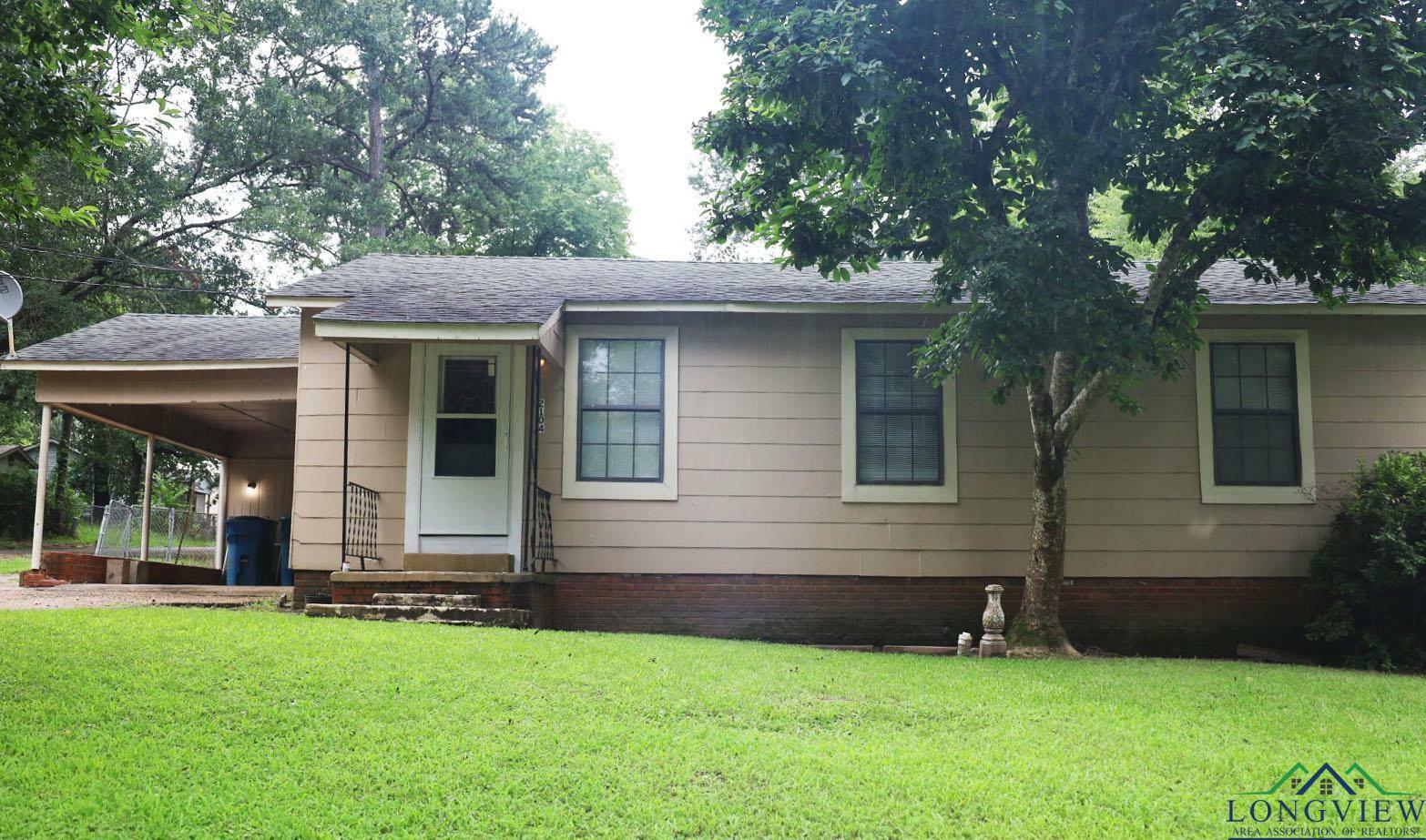 Property Photo:  2104 Ark St  TX 75670 