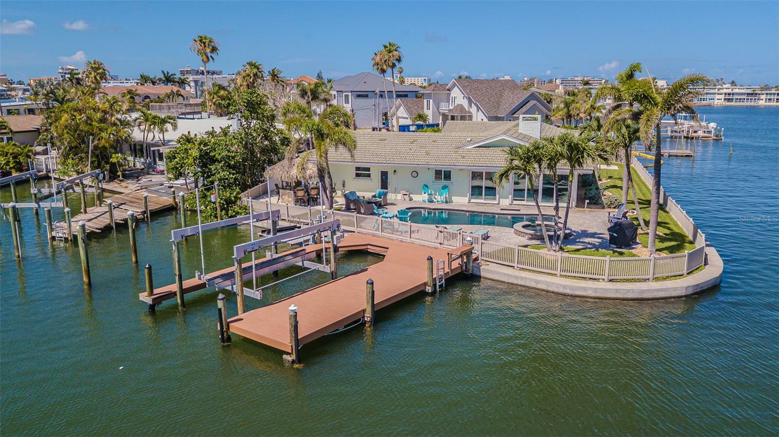 Property Photo: 5950 Bikini Way N FL 33706