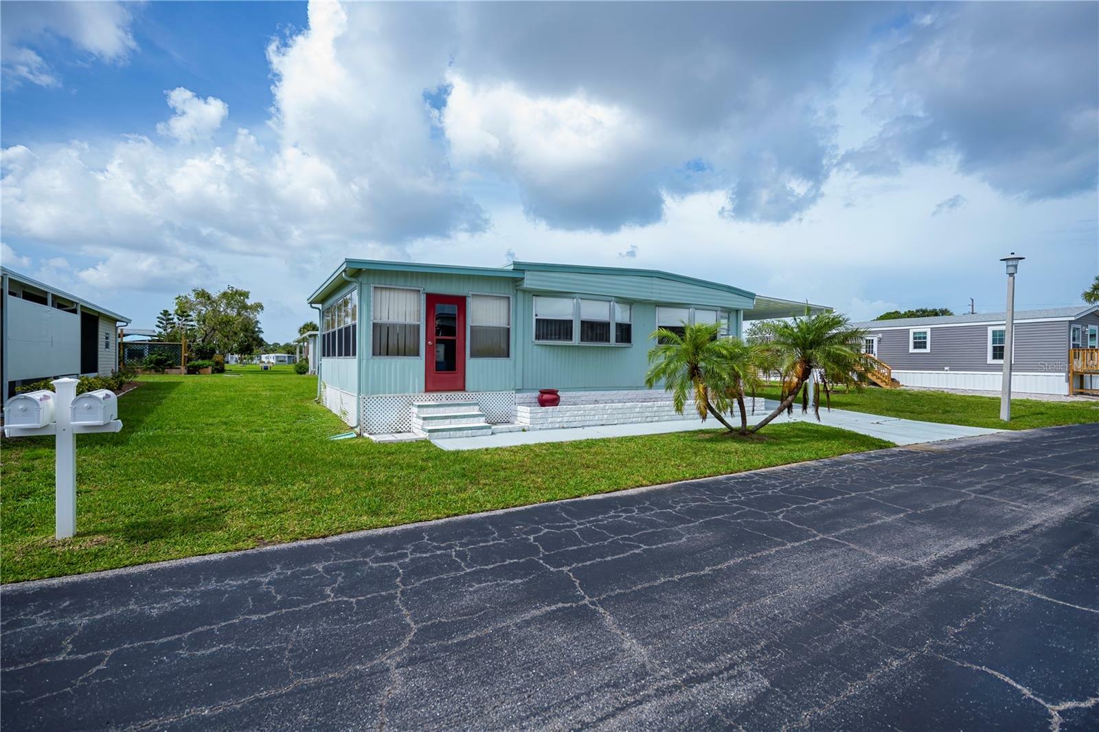 Property Photo: 527 Walnut Circle FL 34285