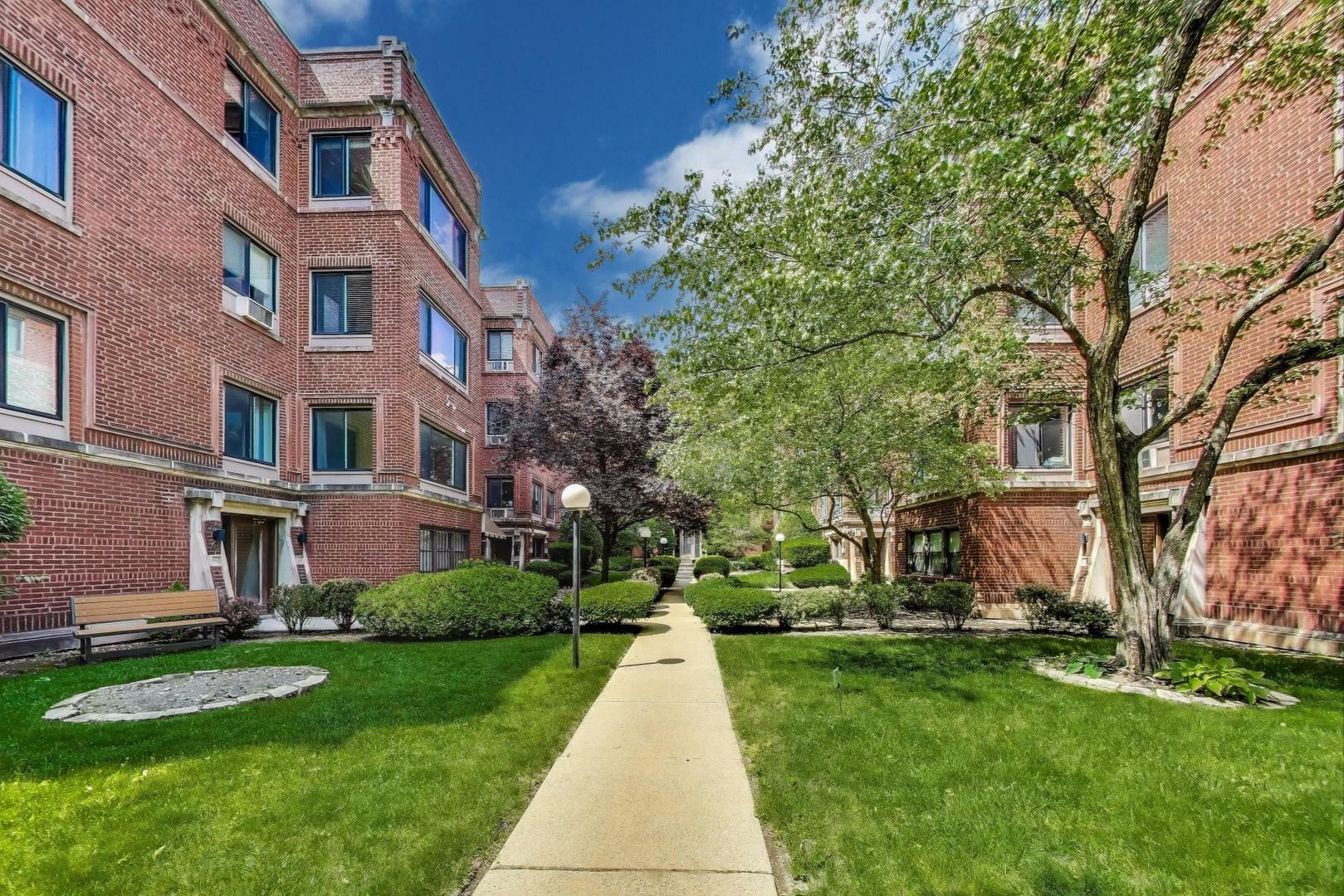 906 W Sunnyside Avenue 2A  Chicago IL 60640 photo