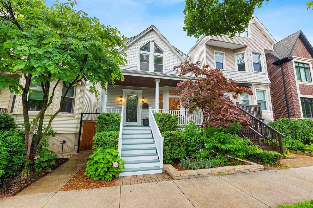 Property Photo: 1828 W Barry Avenue IL 60657