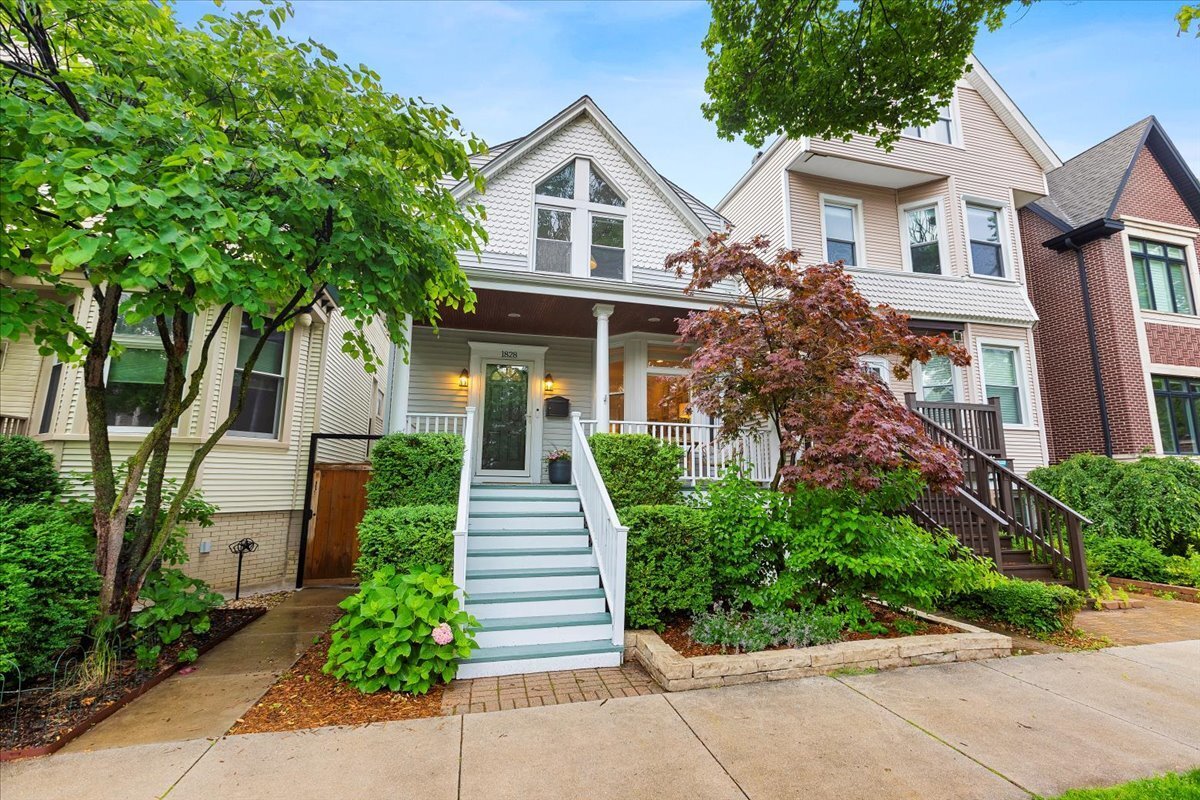1828 W Barry Avenue  Chicago IL 60657 photo