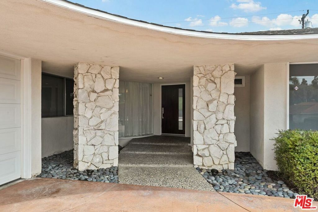 Property Photo: 6616 Wooster Avenue CA 90056