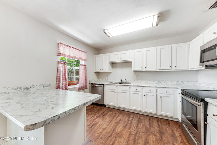Property Photo: 6815 Lotus Road S FL 32211