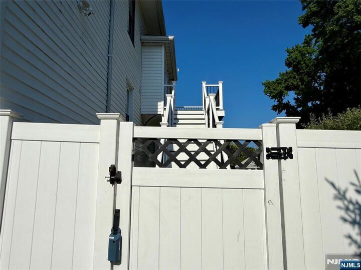 Property Photo:  404 Walnut Street 2  NJ 07204 