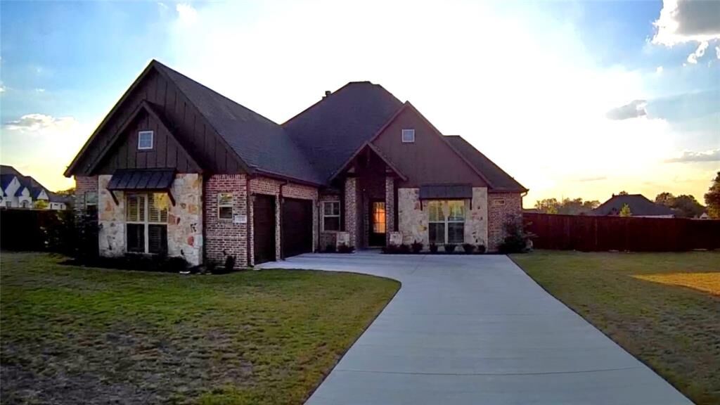 Property Photo: 1111 Hayfield Drive TX 76065