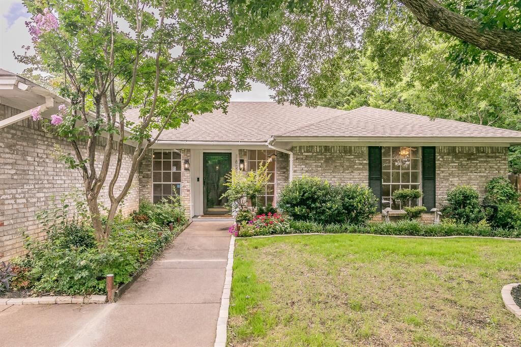 Property Photo: 1625 High Ridge Road TX 76126