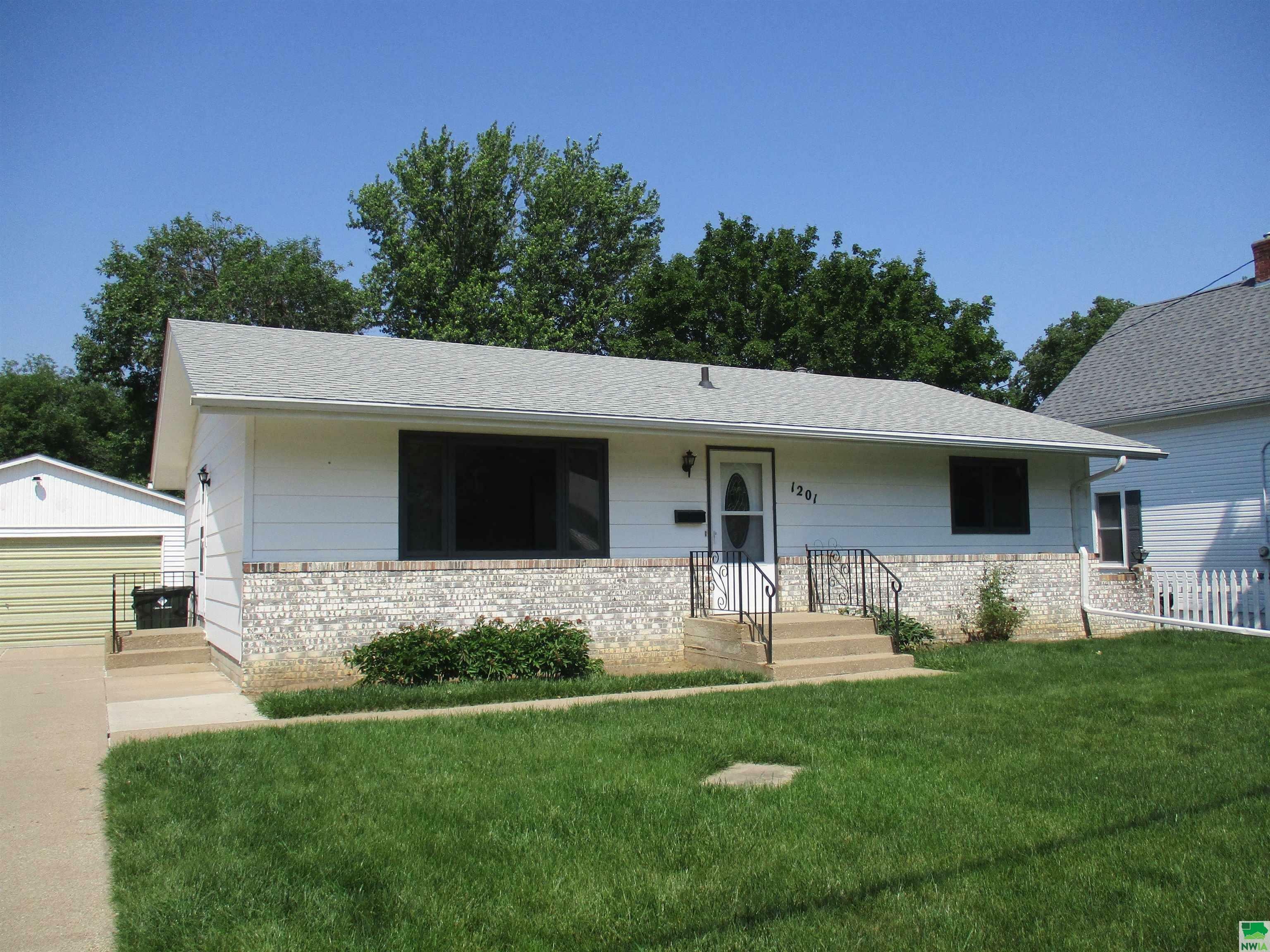 Property Photo: 1201 S Irene St IA 51106