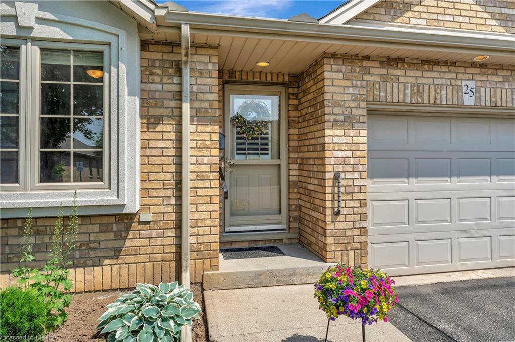 Property Photo: 25 Cobden Court 25 ON N3R 8B5