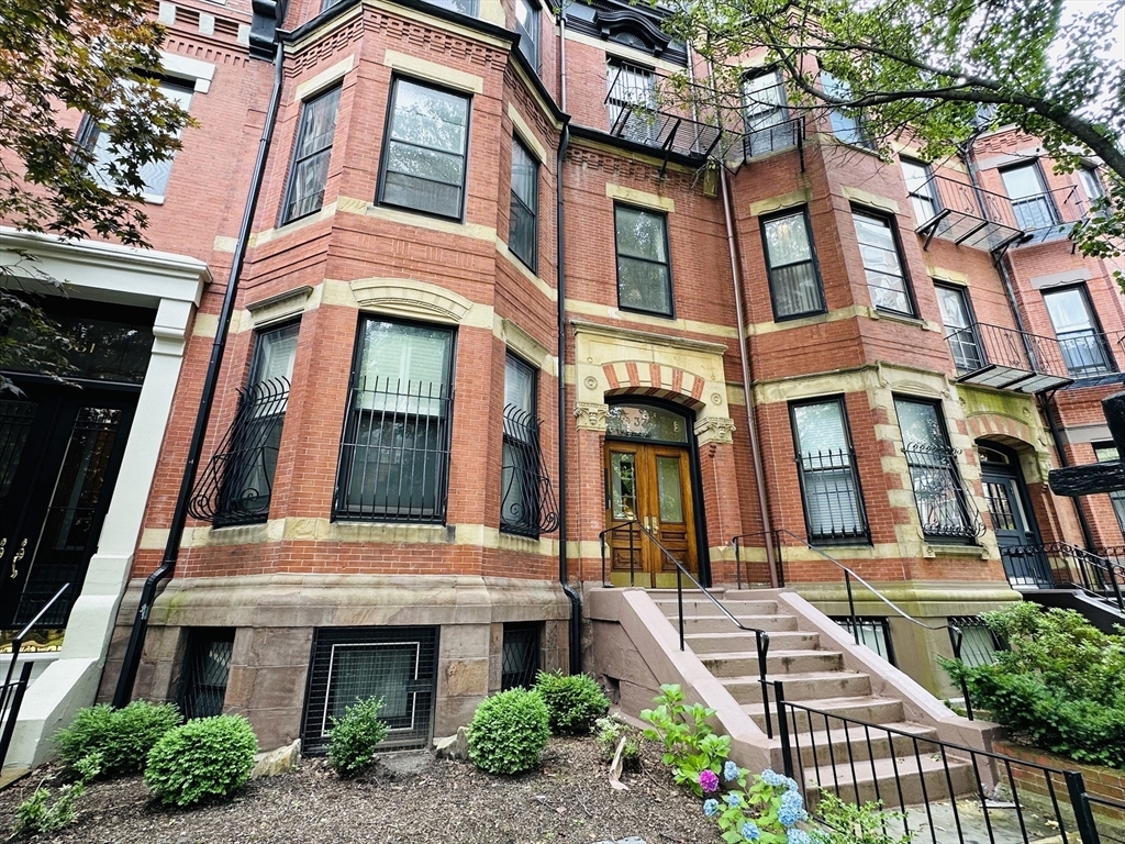 Property Photo: 333 Beacon St 3 MA 02116