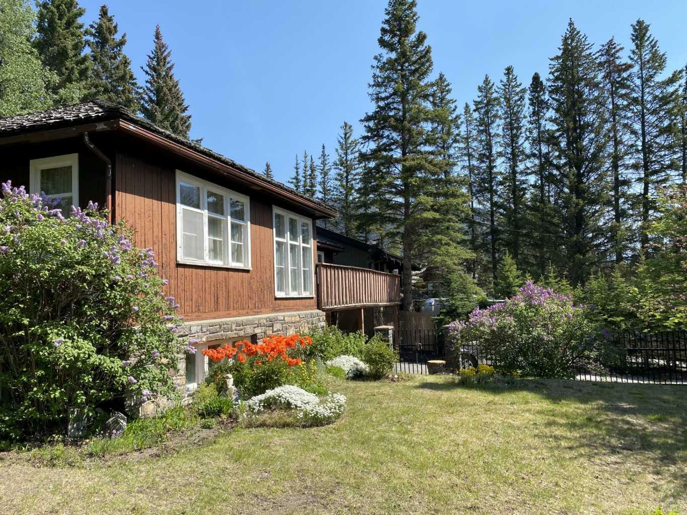 Property Photo: 140 Kootenay Avenue AB T1L 1E3