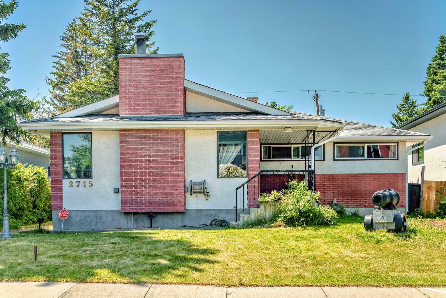 Property Photo:  2715 40 Street SW  AB T3E 3J6 