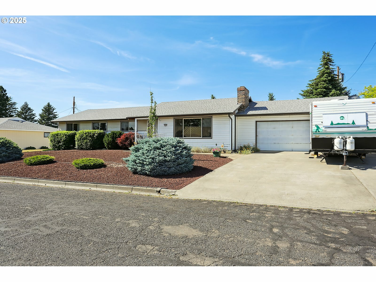 Property Photo: 825 Maple Dr WA 98620