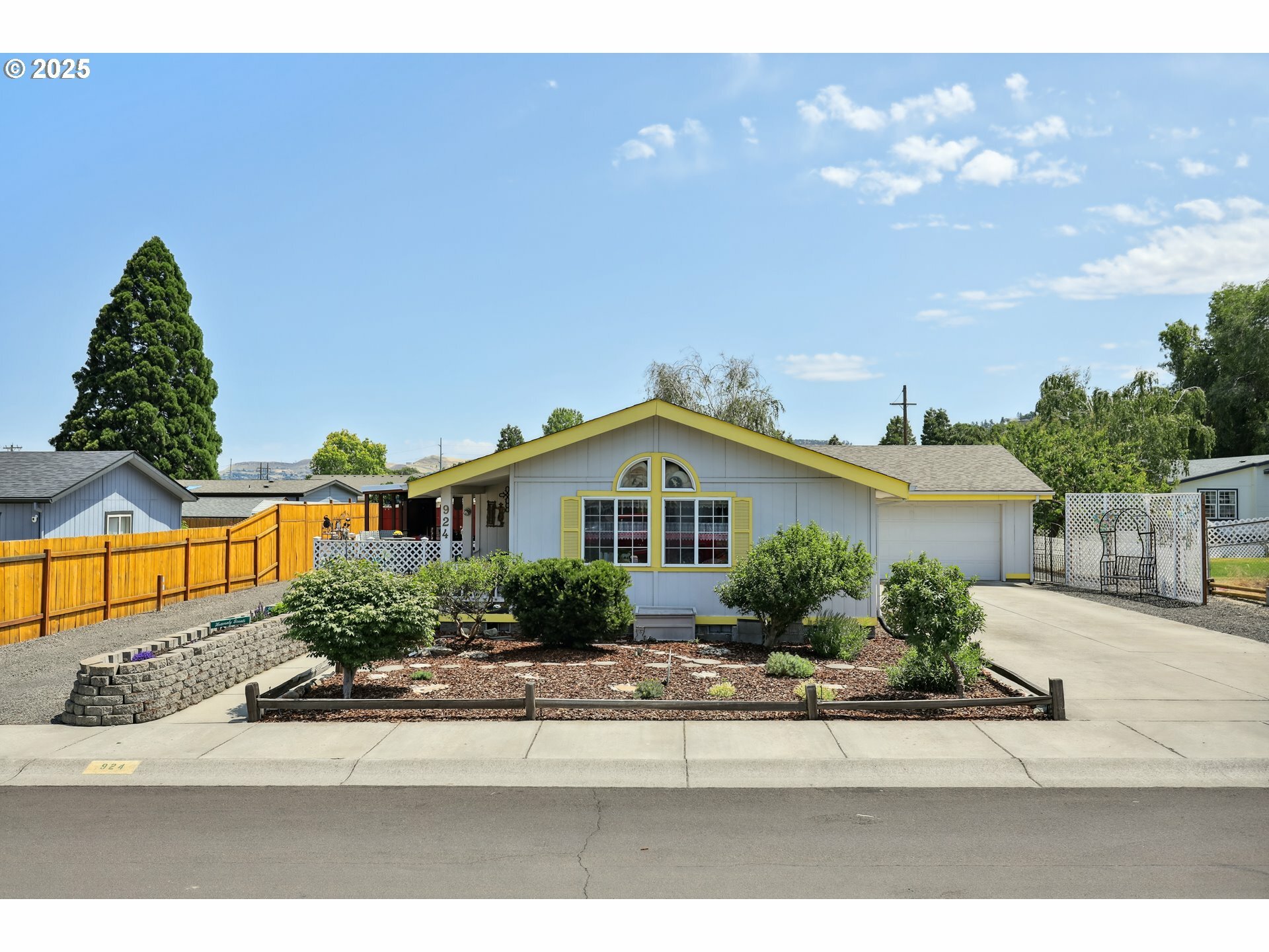 Property Photo: 924 Honey Do St OR 97058