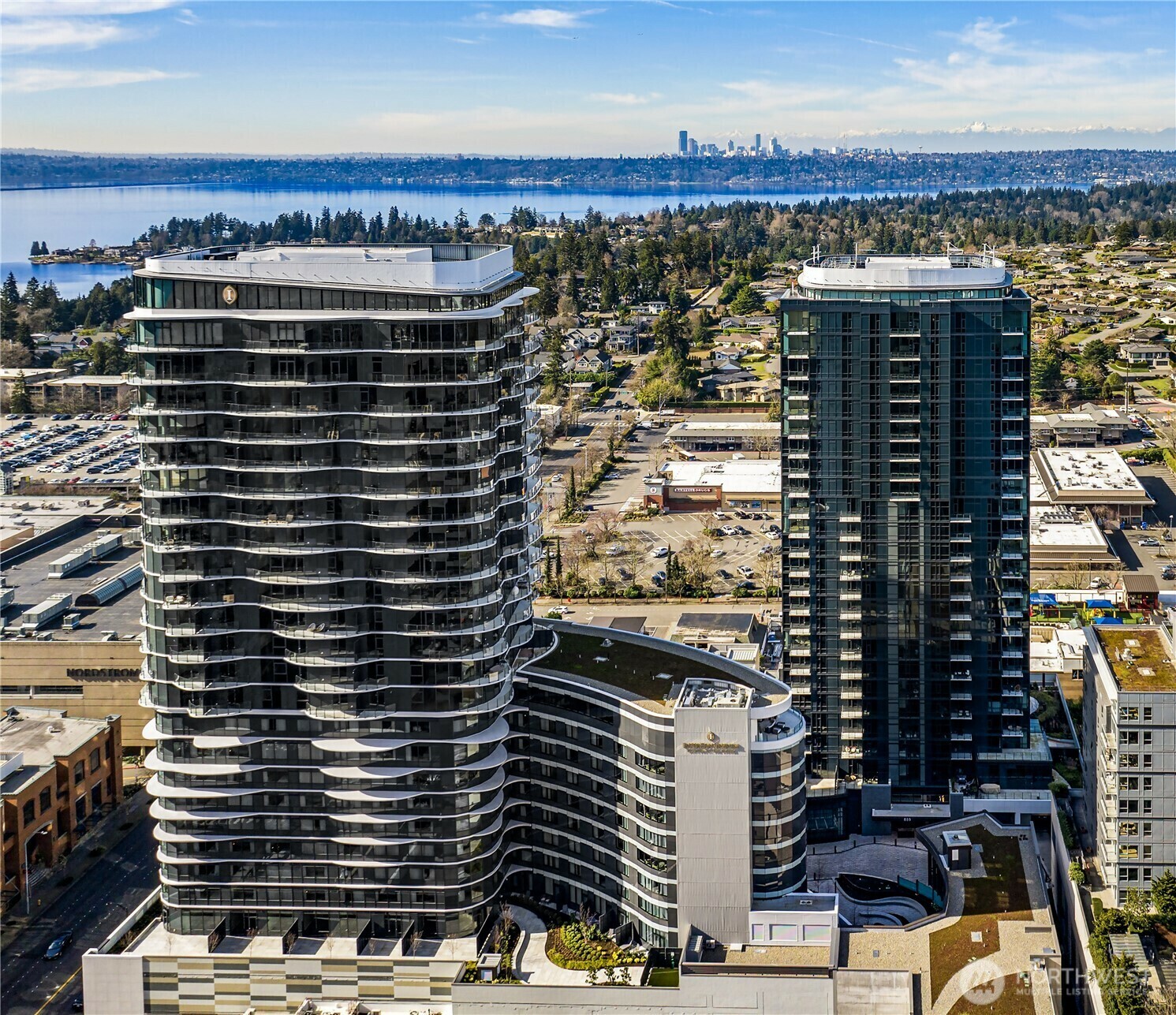 Property Photo: 838 Avenue Square NE 2602 WA 98004