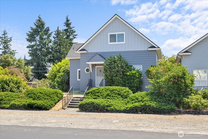 Property Photo:  824 E  Harrison  WA 98404 