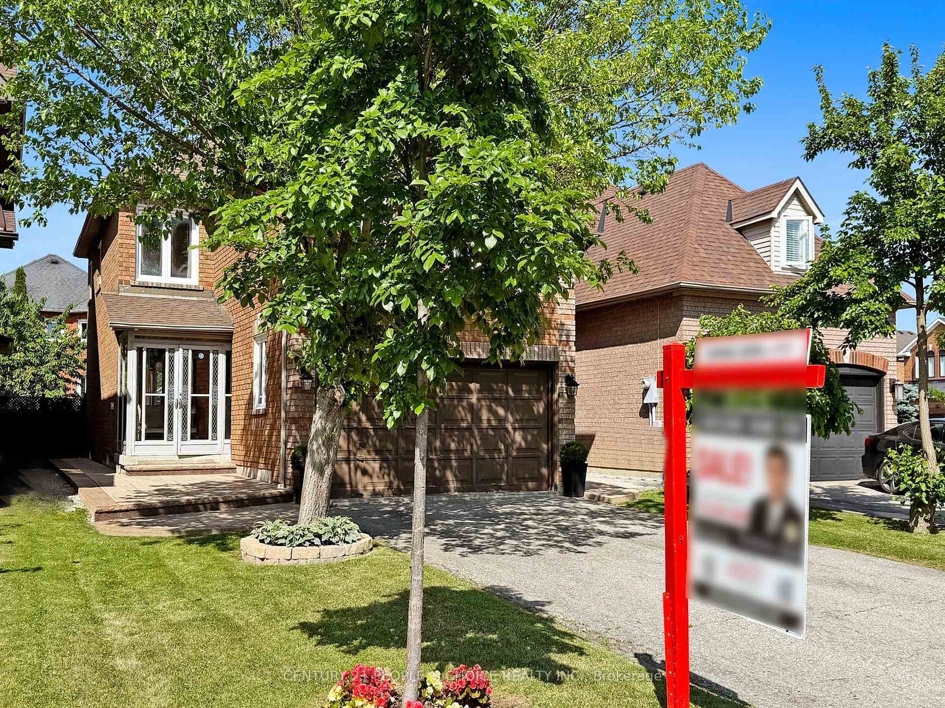 Photo de la propriété: 5731 Mersey Street ON L5V 1V7