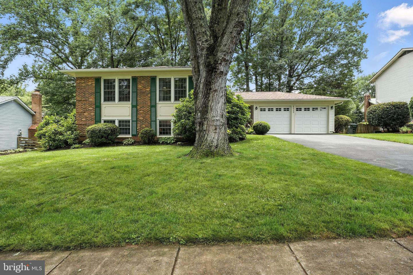 Property Photo: 8823 Newport Court VA 22153