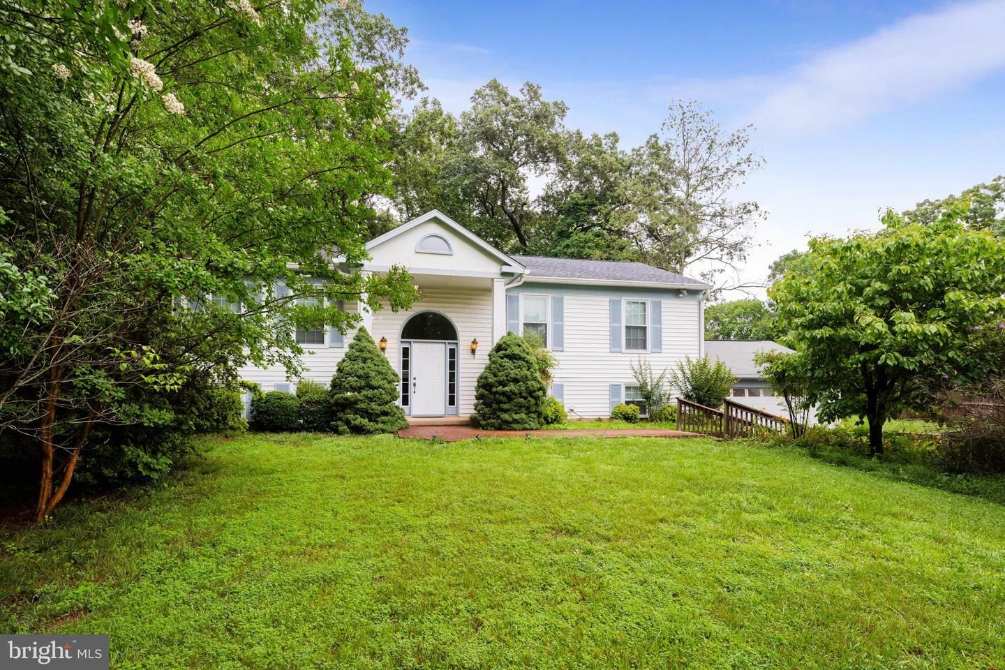 Property Photo: 11821 Sinclair Lane VA 20112