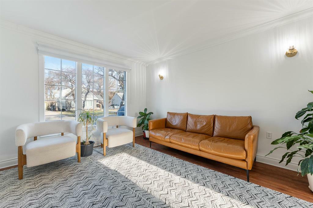 Property Photo: 104 Riverbend Crescent MB R3J 1K1
