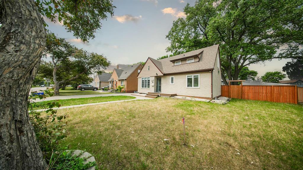 Property Photo: 104 Riverbend Crescent MB R3J 1K1