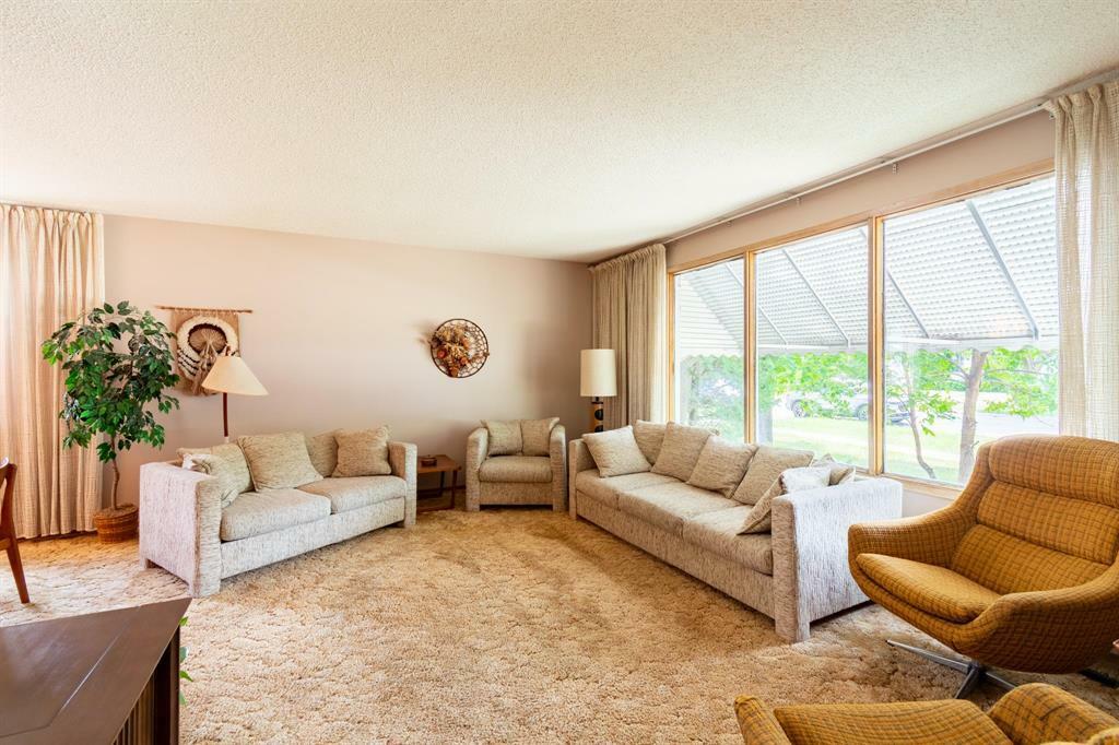 Property Photo: 10 Browning Boulevard MB R3K 0L4