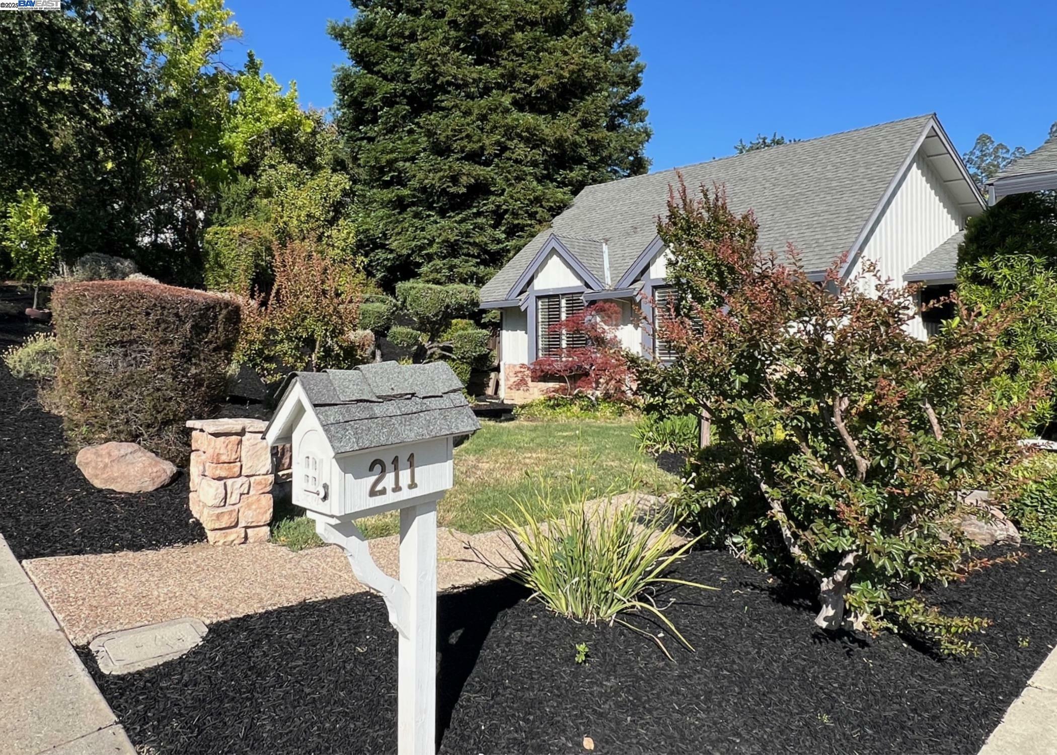 Property Photo:  211 Arthur Ct  CA 94526 