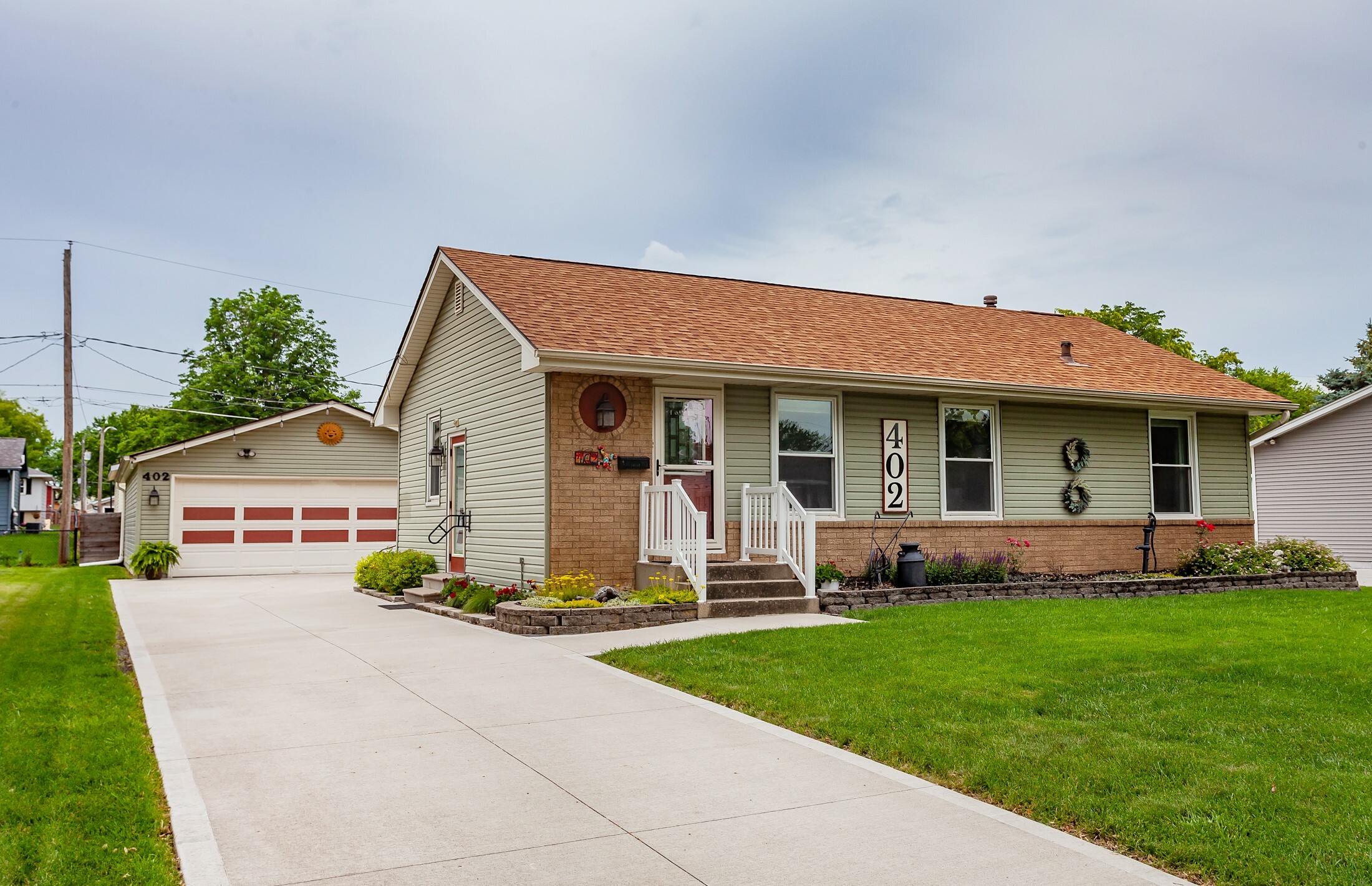 Property Photo: 402 NE Crestmoor Place IA 50021