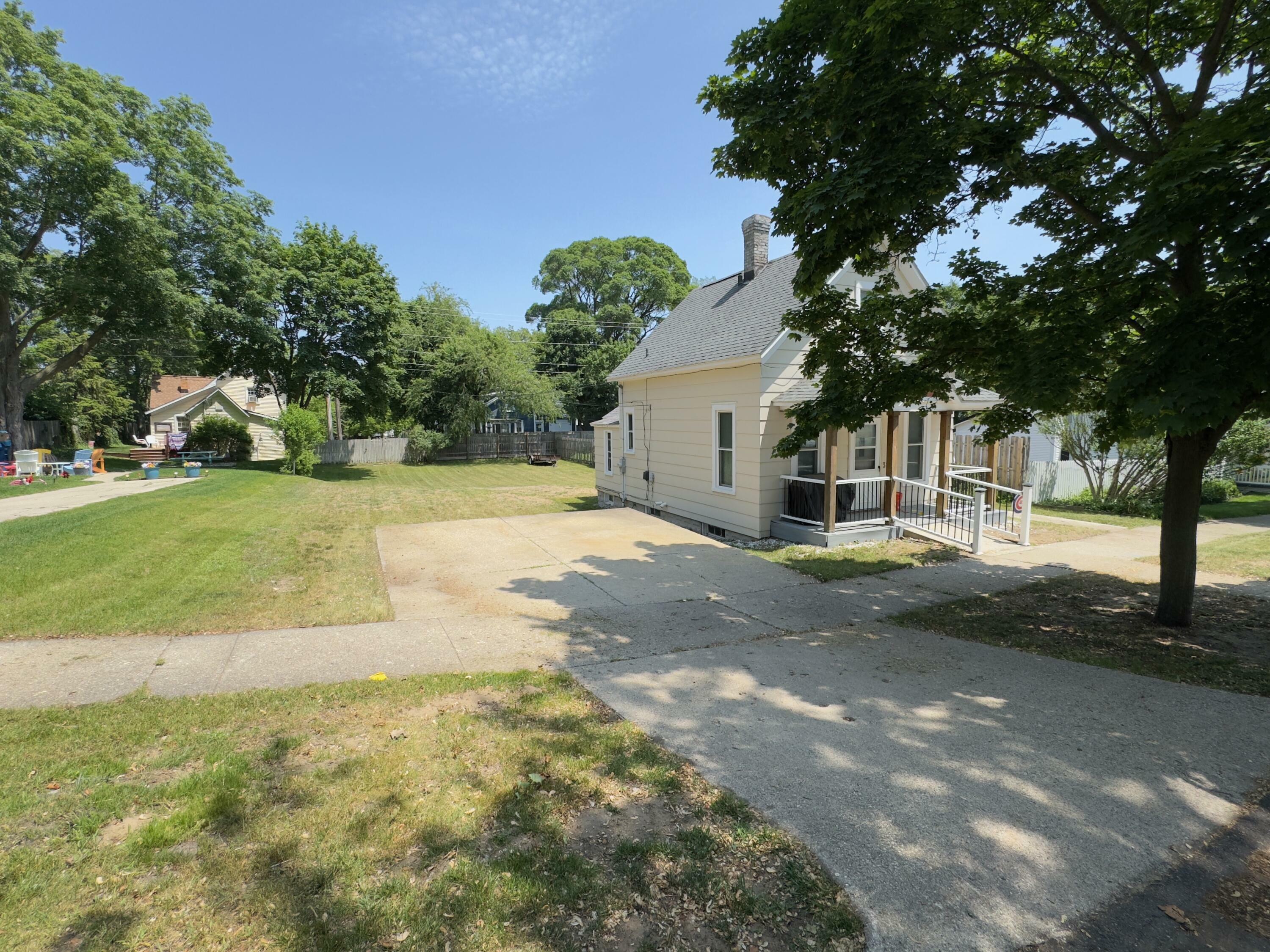 Property Photo: 323 Lafayette Avenue MI 49417