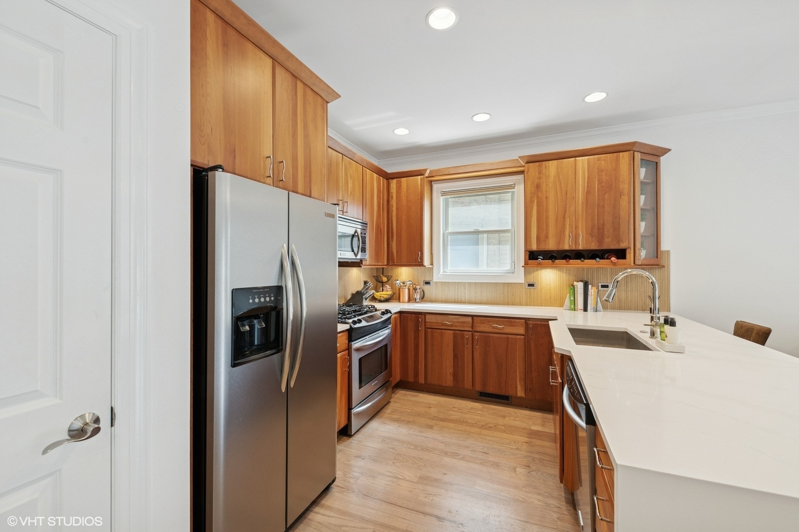 Property Photo: 1257 W Carmen Avenue 1S IL 60640