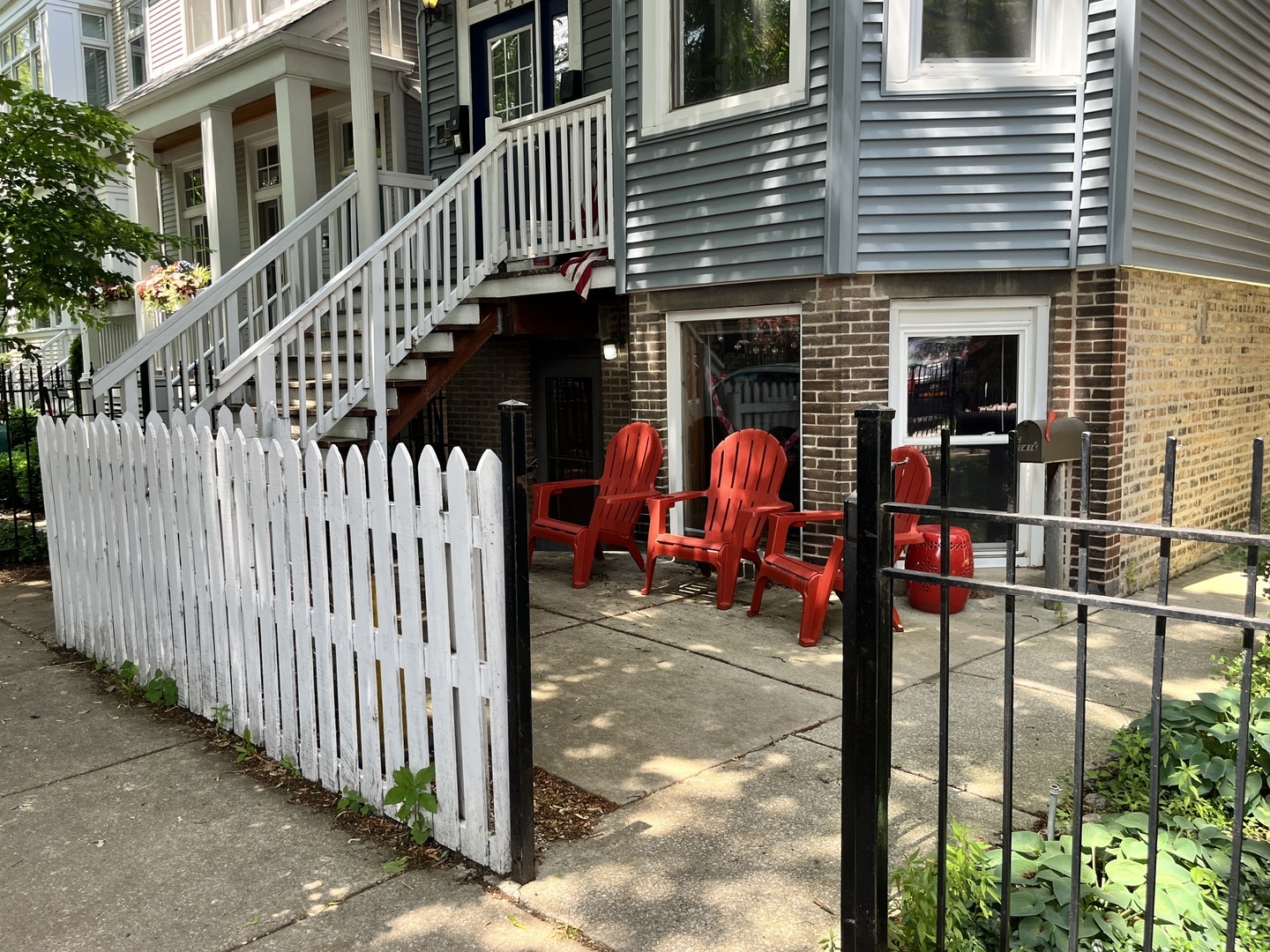 Property Photo: 1416 W Wolfram Street G IL 60657
