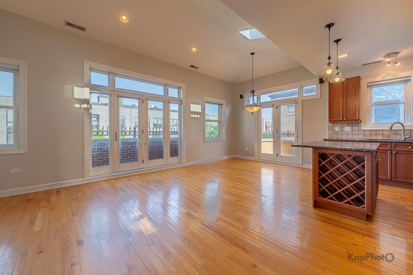 Property Photo: 3454 N Ashland Avenue 4S IL 60657