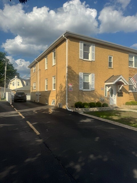 Property Photo: 847 N Northwest Highway IL 60068
