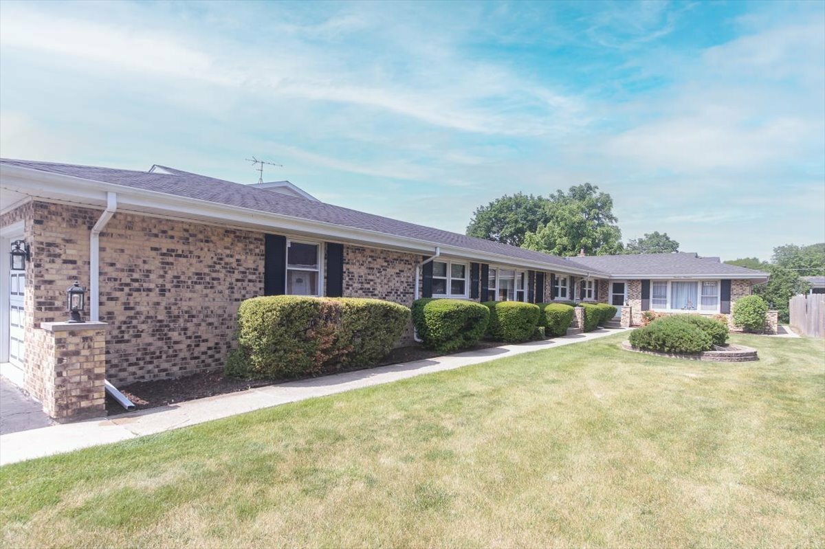 1402 S Linneman Road S  Mount Prospect IL 60056 photo