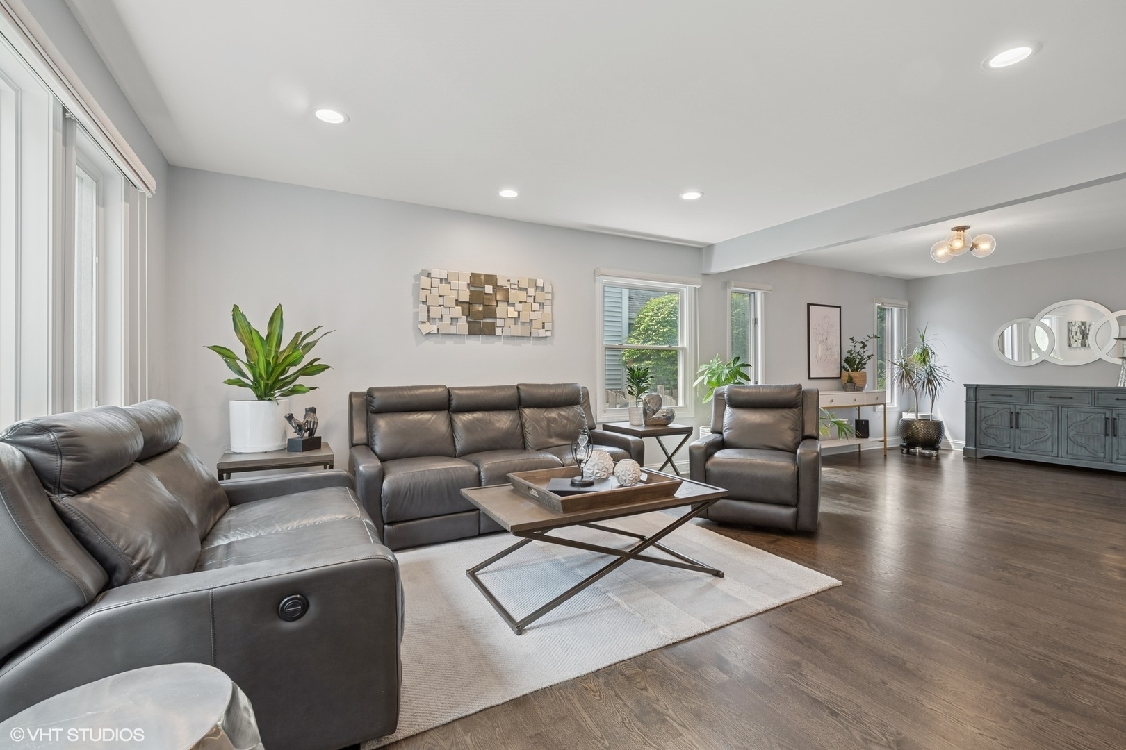 Property Photo: 320 Chateau Drive IL 60089