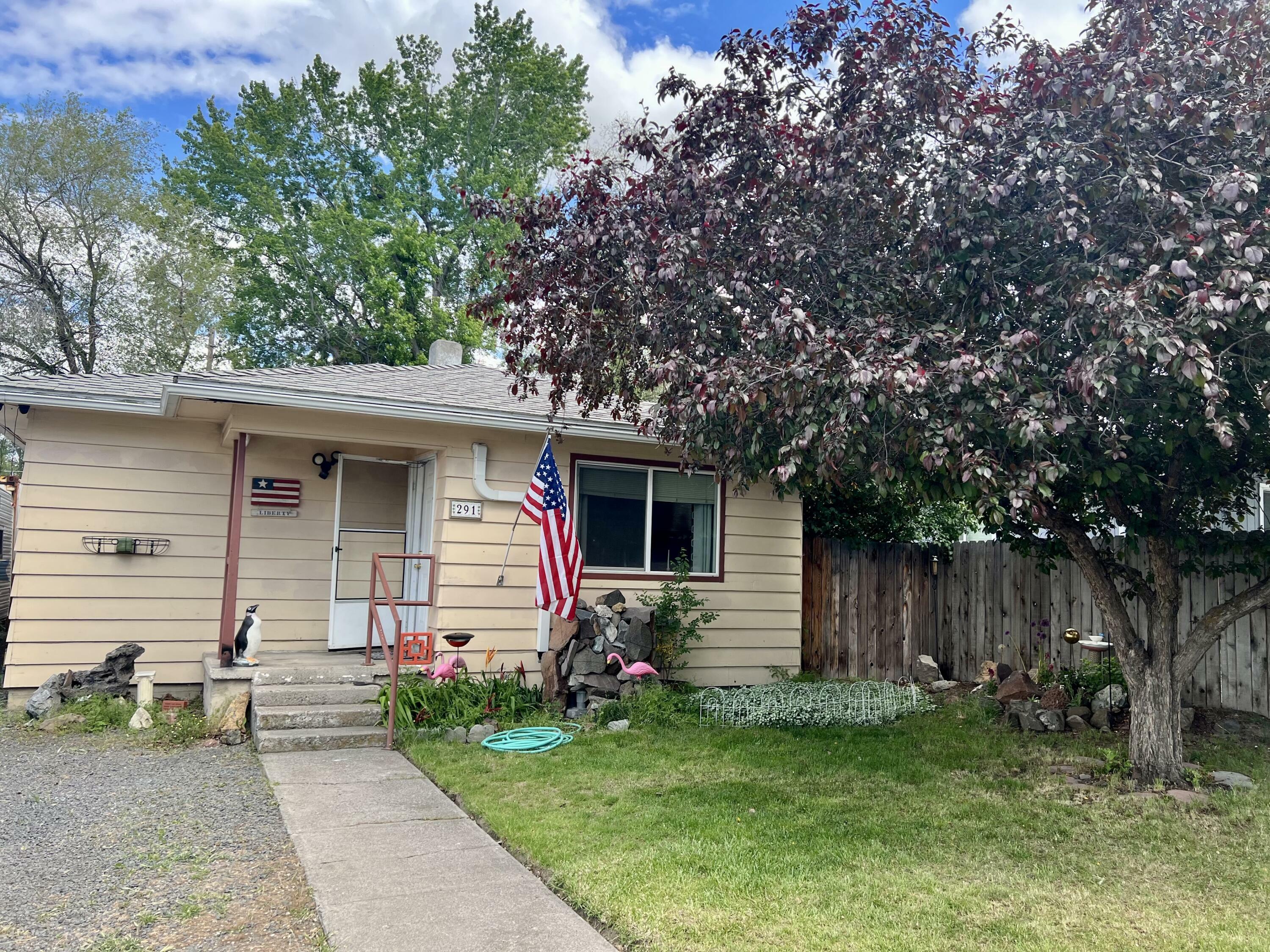 Property Photo: 291 SE 7th Street OR 97741
