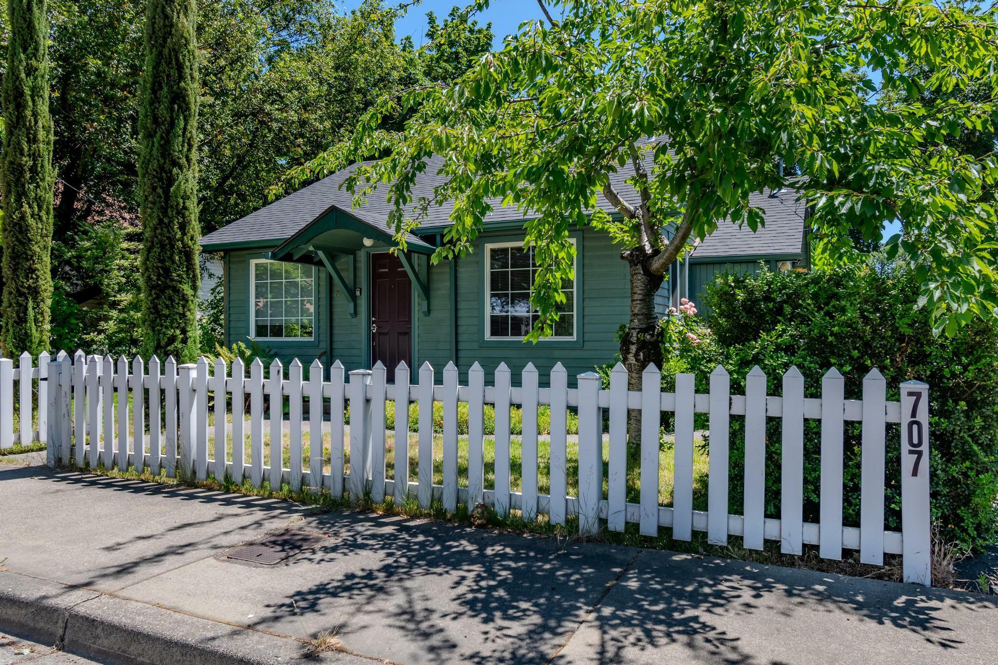 Property Photo: 707 SW G Street OR 97526