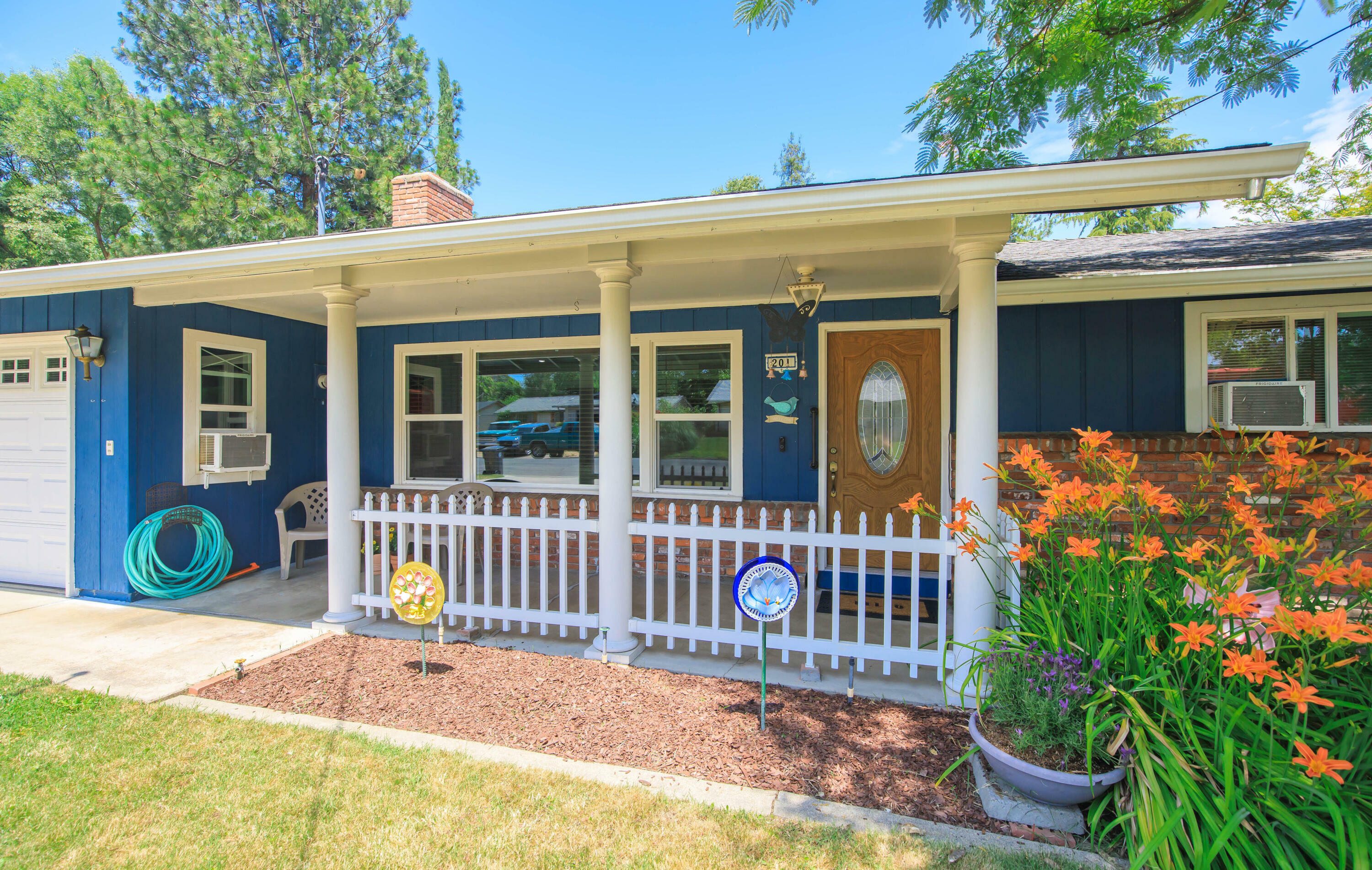 Property Photo: 201 S Rose Street OR 97535