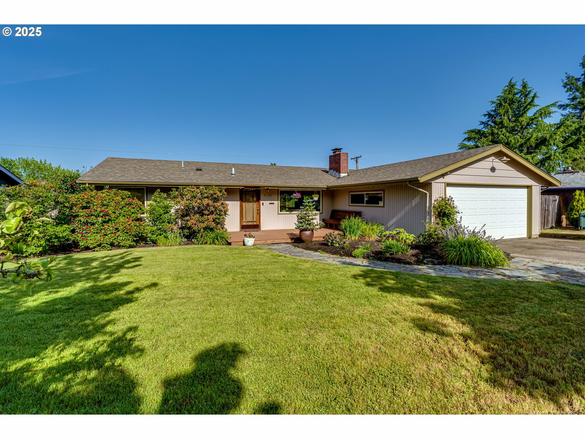 Property Photo: 3120 Onyx St OR 97405